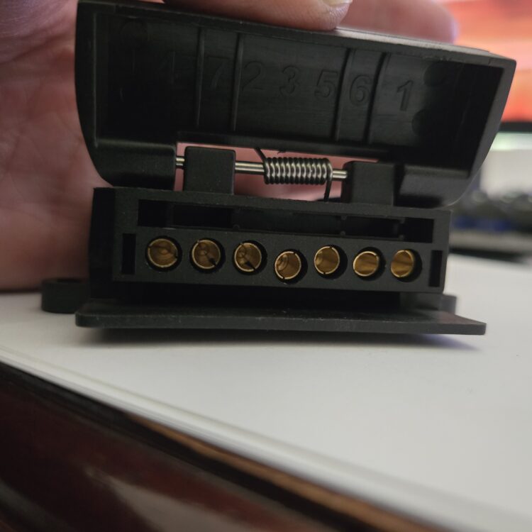 7 pin Flat (trailer) to 7 pin Large Round (car) trailer / caravan adaptor for lights / brakes / indicators - Image 2