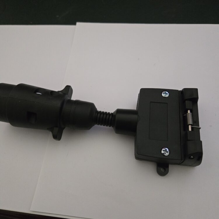 7 pin Flat (trailer) to 7 pin Large Round (car) trailer / caravan adaptor for lights / brakes / indicators